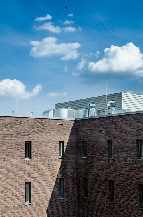 Technika na střeše mezi budovami C a D