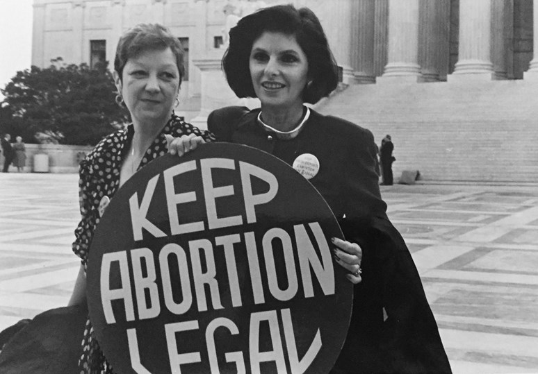 Foto: Norma McCorvey (Jane Roe) a její obhájkyně, Gloria Allred, před budovou Nejvyššího soudu USA (1989), Lorie Shaull, Flickr, CC BY-SA 2.0