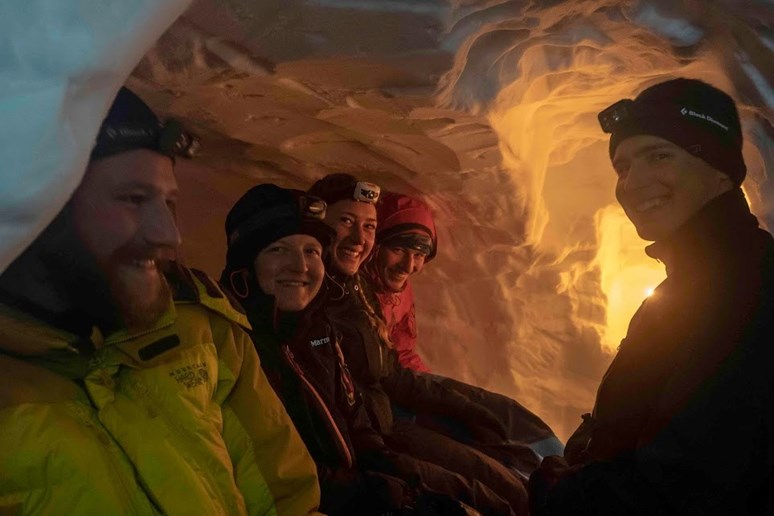 Po celém dni pochodu na lyžích a kopání sněhové jeskyně si můžete na pár hodin odpočinout. Když se jeskyně naplní vůní večeře a světlem svíček, je jasné, že na tuhle noc nezapomenete. Foto: archiv Davida Doležala
