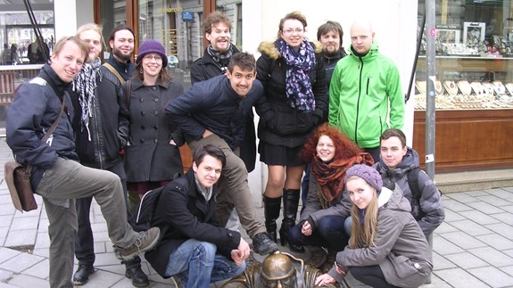 Společné foto části členské základny na repríze husovského představení v Bratislavě