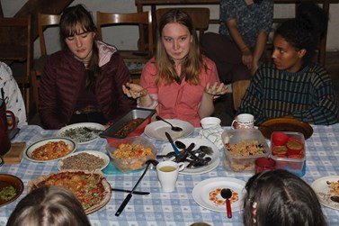 První společná večeře se přinesla sdílení jídla i receptů. Foto: Marie Drahoňovská