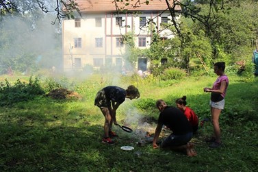 Vařit na ohni zvládne každý absolvent LESEM. Foto: Marie Drahoňovská