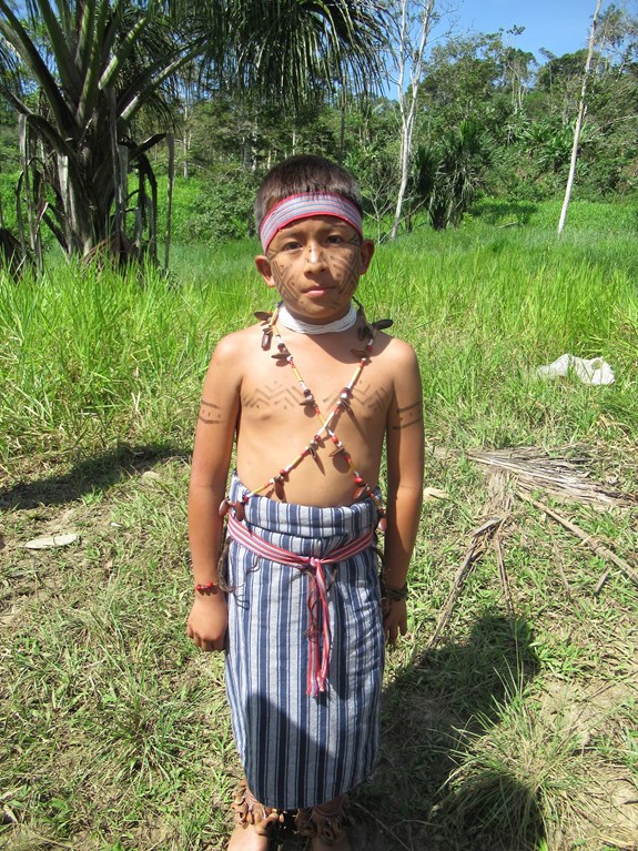 Indiánský chlapec z kmene Shuarů v ekvádorské Amazonii je jedním z dětí účastnících se projektu brněnských romanistů. Foto archiv Atheny Alchazidu.
