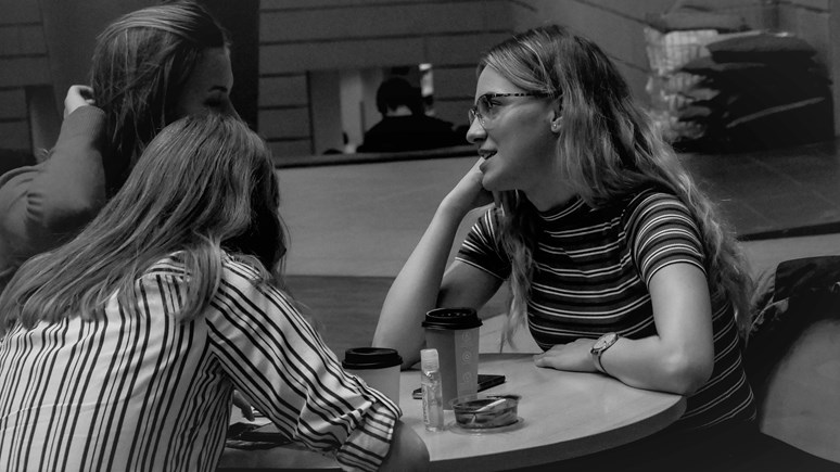 Kamarádky spolu tráví čas v atriu u kávy. Foto: Miloslava Némová