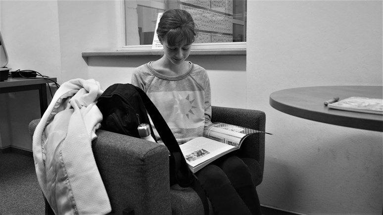 Čas v knihovně tráví studenti většinou ponoření do čtení. Foto: Radka Rybnikárová