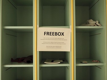 V tuto chvíli si kolemjdoucí může ve Freeboxu vyzvednout kousky oblečení nebo třeba pořadače. Foto: Radka Rybnikárová