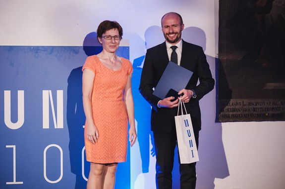The award for JIC was given to Petr Chládek by the director of TTO, Eva Janouškovcová (Photo: Martin Indruch)