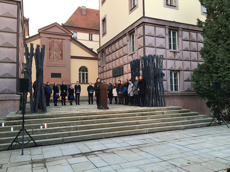 Studenti Masarykovy univerzity četli jména popravených a umučených, kteří byli zavražděni v Kounicových kolejích nacisty.Foto: Josef Bártů