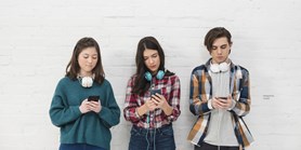 Nová výzkumná zpráva: Má zákaz mobilů o&#160;přestávkách smysl?