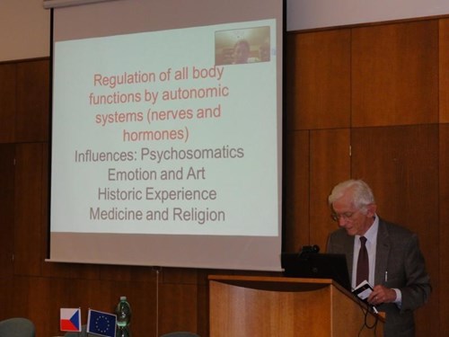 Prof. Thomas Kenner, M.D., Dr.h. mult. zahájil prezentaci