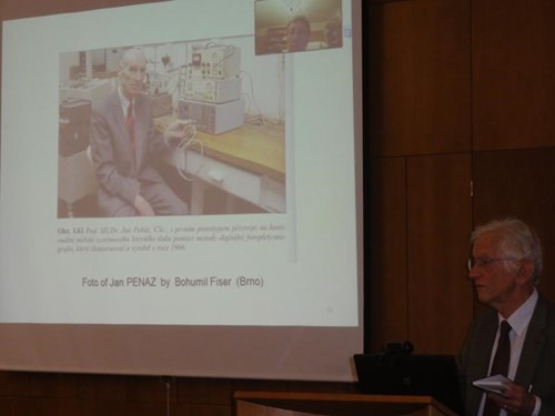 Prof. Thomas Kenner, M.D., Dr.h. mult. během prezentace