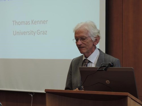 Prof. Thomas Kenner, M.D., Dr.h. mult. zahájil prezentaci.