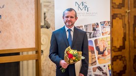 “I try to identify the students’ level of knowledge and begin to teach from the point at which they are confident,” says our physics teacher, Zdeněk Bochníček, the new recipient of a&#160;Ministry of Education Award