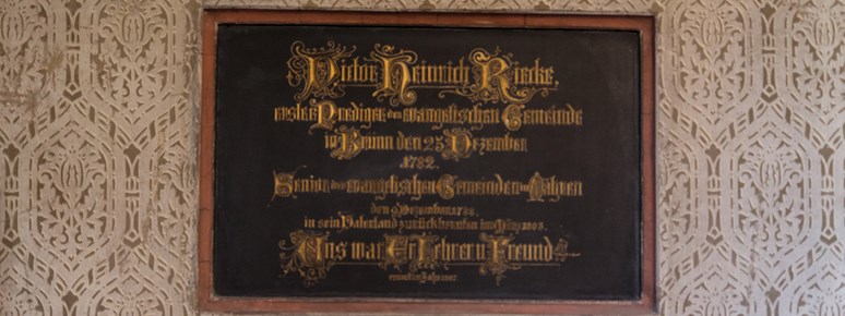 Pamětní deska připomínající Victora Heinricha Rieckeho, prvního kazatele německého evangelického sboru. Foto: Denisa Marynčáková