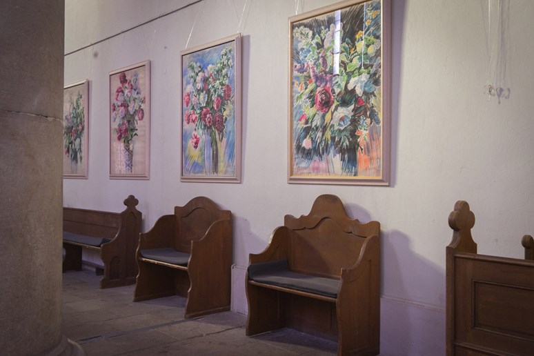 Stěny kostela často zdobí obrazy. Na fotce jsou zachycené barevné pastely Zdeňka Tupého, pedagoga Mendelovy univerzity, který vyučoval budoucí zahradníky kresbu a výtvarné umění. Foto: Denisa Marynčáková