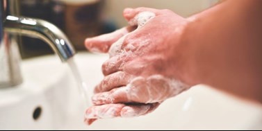 Doba umývání rukou je důležitá. Senioři vám k tomu napsali písničky