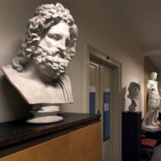 Původní umístění soch na Ústavu klasických studií (rok 2007)