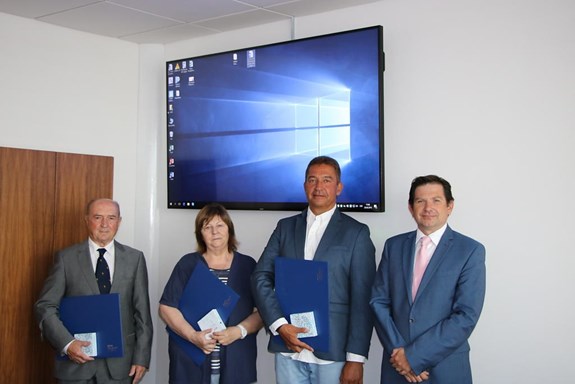 Na fotografii syn prof. P. Kamarýta (druhý zprava), který v zastoupení přebíral dodatečně pamětní medaili LF MU