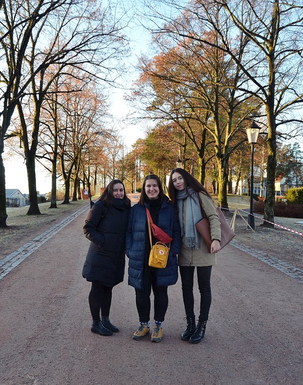 students in front of Holocaust senteret in Oslo