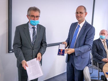 Německý velvyslanec Dr. Christoph Israng předává ocenění Zdeňku Marečkovi.