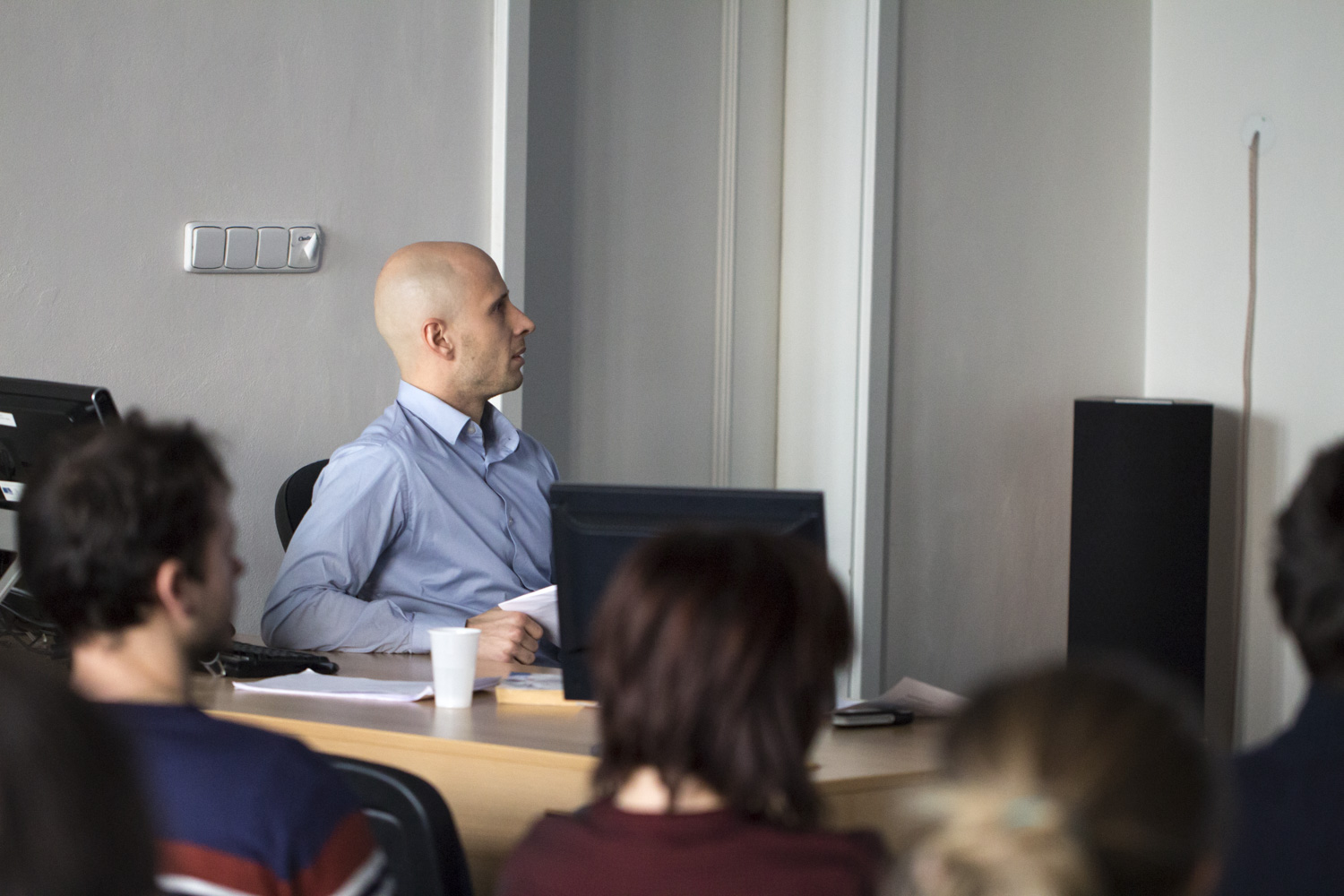 Badatelé zkoumají emoce novinářů i důvěru v média