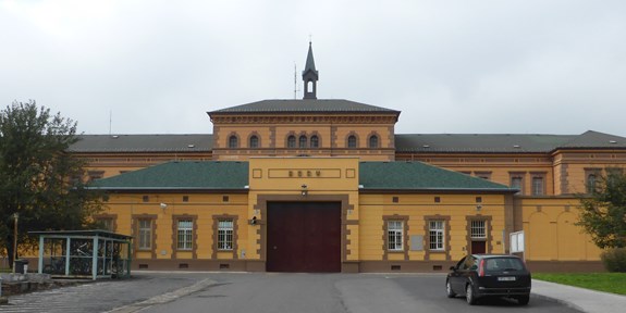 Věznice Plzeň-Bory, vchod, Aisano, Wikimedia Commons, CC 3.0