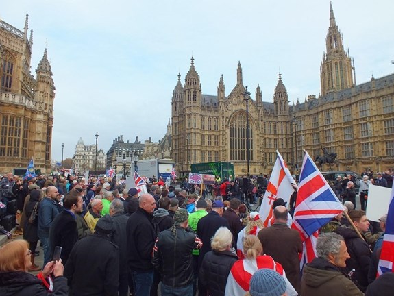 Foto: Pochod pro brexit před britským parlamentem /  „Photograph of a Brexit rally outside of Parliament 23/11/2016“, Bulverton, CC BY-SA 4.0. Zdroj: https://commons.wikimedia.org/wiki/File:Brexit_Campaigners_out_side_Parliament_November_2016.jpg