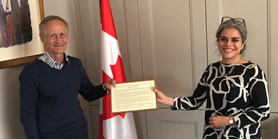 Profesor Kyloušek převzal ocenění od kanadské velvyslankyně