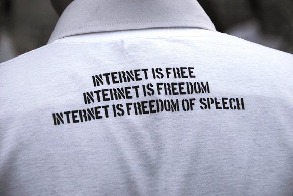 BEE FREE - PGrandicelli [the social bee], internet is freedom of speech, CC BY-NC-SA 2.0, flickr.com, www.flickr.com/photos/aliestelle/3724030360