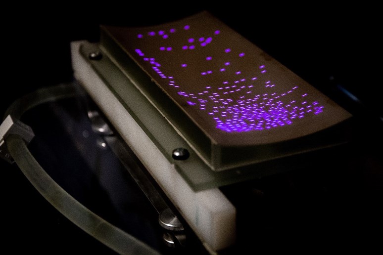 Zakřivená elektroda pro opracování textilií a folií plazmatem. Zařízení bylo vyvinuto v laboratořích na Ústavu fyzikální elektroniky MU. Foto: Helena Brunnerová.