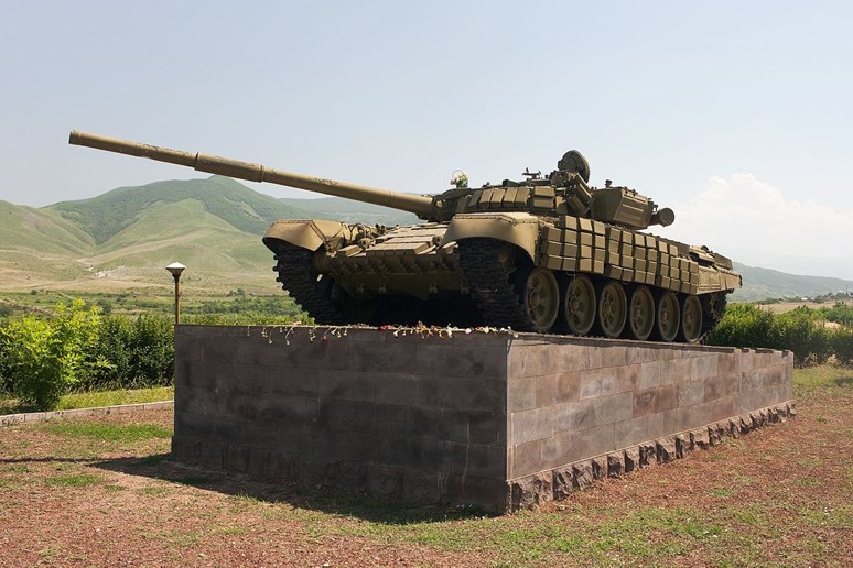 Tank T-72 v památníku ve městě Askeran nedaleko Stěpankertu, Náhorní Karabach, Foto: KennyOMG, Wikimedia Commons, CC0 1.0