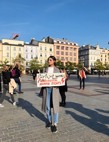 Jedna z protestujících dívek na hlavním náměstí v Krakově. Autorka fotografie: Anna Meliksetian