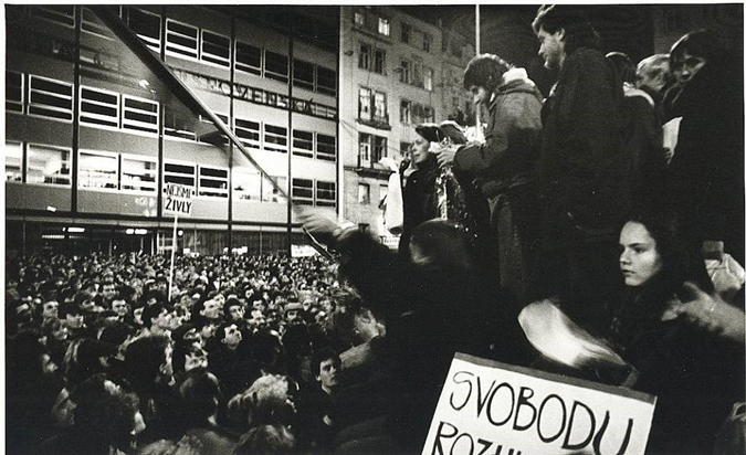 On November 20, 1989, about a thousand students and teachers from at least twelve universities met on Náměstí Svobody. Source: Zdroj: http://www.zpravybrno.cz/item/31-v-brne-byl-dulezitejsi-20-listopad-1989.html