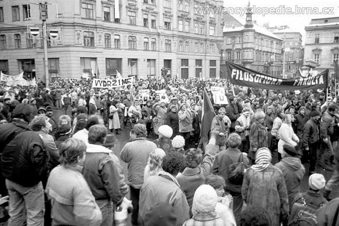 Fotografie demonstrací na Náměstí Svobody. Encyklopedie Brna. Zdroj: http://www.munimedia.cz/prispevek/po-stopach-brnenskeho-sametu-kde-to-v-listopadu-1989-vrelo-15958/