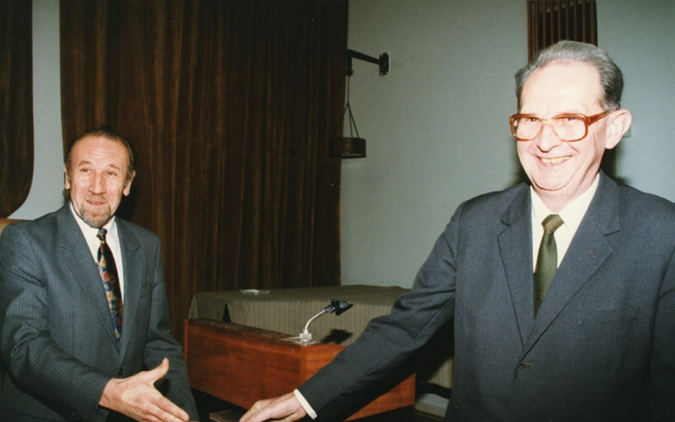 Prof. Rostislav Brzobohatý (vlevo) a prof. Jaroslav Jonas (vpravo), aktivní člen stávkového výboru. Foto: Archív MU, 90. léta 20. století, nedatováno). 