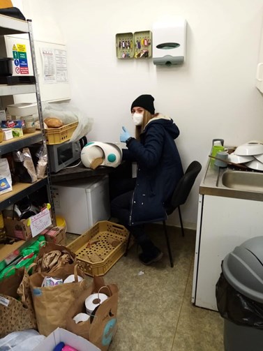Buršová připravuje jídlo pro klienty centra ve Vlhké ulici. Foto: archiv Elišky Buršové