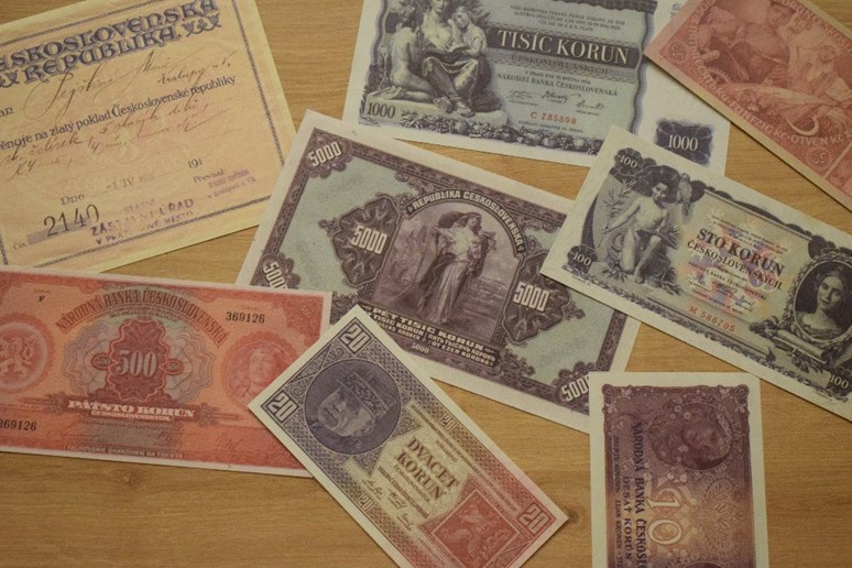 Do vzniku Národní banky československé roku 1926 emitoval peníze Bankovní úřad ministerstva financí. Foto: Dobové bankovky, autorská fotografie