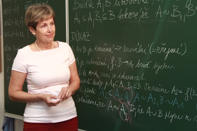 Prof. RNDr. Zuzana Došlá, DSc. se věnuje například kvalitativní teorii nelineárních diferenciálních a diferenčních rovnic (ilustrační foto). Foto: Antonín Reňák