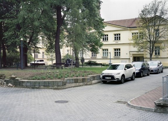 The park space in front of the Office of the Dean of the Faculty of Science MU and Building No. 7 (in the background) on Kotlářská Street. Photo: MU Archive, undated.