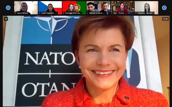 První den konferenci virtuálně navštívila asistentka generálního tajemníka NATO pro veřejnou diplomacii Baiba Braže, která studentům odpovídala na dotazy. Foto: katedra mezinárodních vztahů a evropských studií