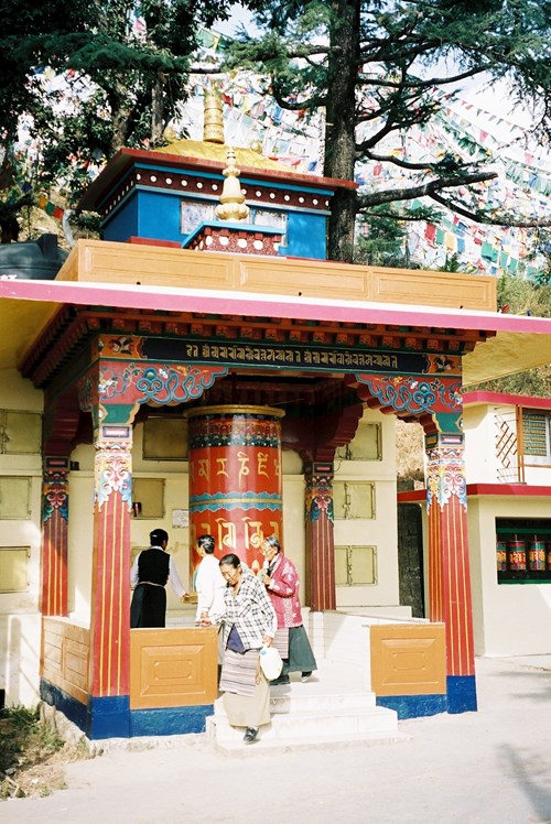 Buddhisté v Dharamsale (Jana Valtrová, 2003)