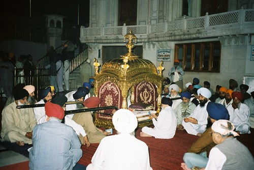 Četba z Ádi Granthu představuje důležitou součást každodenních rituálů sikhů. Amritsar (Jana Valtrová, 2003)