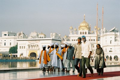 Sikhové u Zlatého chrámu v Amritsaru (Jana Valtrová, 2003)