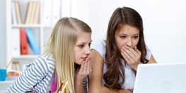 Nová studie: Dospívající s&#160;kvalitním rodinným zázemím vídají méně škodlivých obsahů na internetu