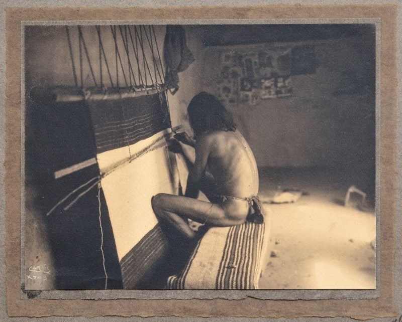 Obrázok 1: Muž z kmeňa Hopiov pri tkaní, 1906.
Foto Edward S. Curtis. Prevzaté z brucekapson.com.