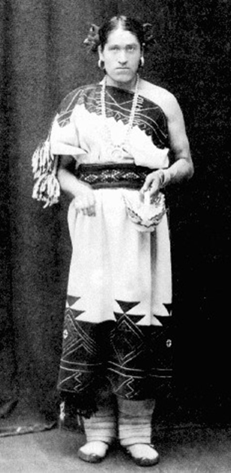 Obrázok 3: We'wha (1849-1896), človek dvoch duší („two-spirit“) z kmeňa Zuniov, asi 1886.
Prevzaté z: wikipedia.org.