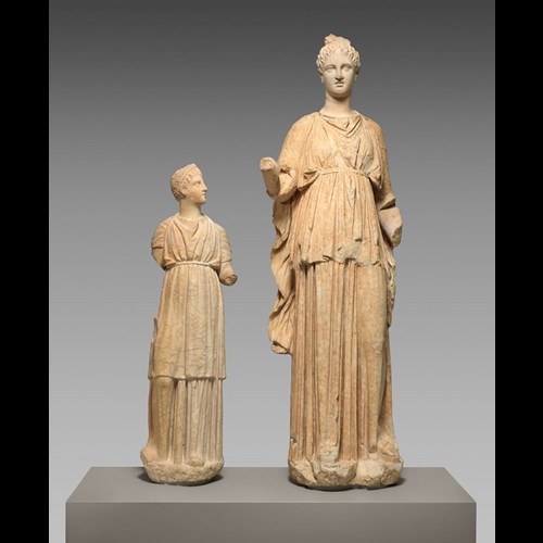 Mramorové sochy dívek, asi 320 př. n. l, Metropolitní muzeum umění, New York.