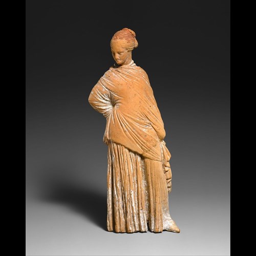 Terakotová soška (16, 4 cm) ženy oblečené v himationu, 4.-3. století př. n. l., Metropolitní muzeum umění, New York.