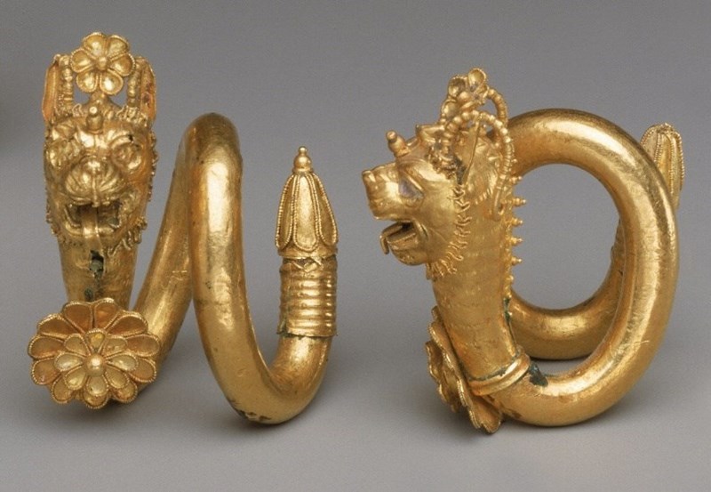 Náušnice ze zlata a bronzu, 4. století př. n. l, Metropolitní muzeum umění, New York.