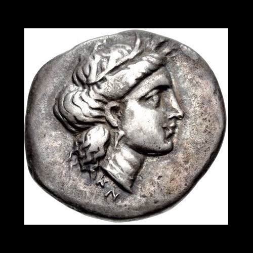 Mince z Kréty, hlava bohyně Demeter s náušnicí a obilným věncem ve vlasech, asi 360–320 př. n. l.